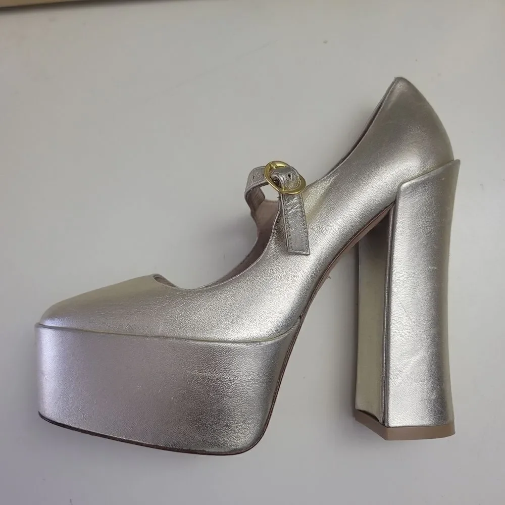 Stuart Weitzman textile wearing cat